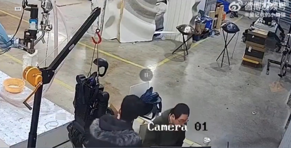 國產機械人突然失控暴走 內地工程師受驚四處躲避 