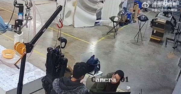 國產機械人突然失控暴走 內地工程師受驚四處躲避 