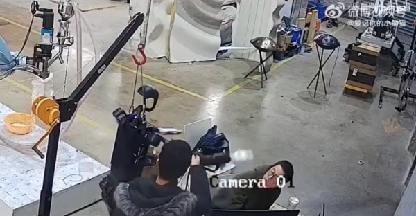 國產機械人突然失控暴走 內地工程師受驚四處躲避 