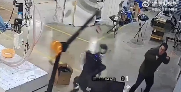 國產機械人上演《智能叛變》突然暴走揮拳 工程師受驚連忙走避