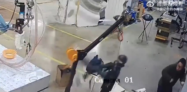 國產機械人突然失控暴走 內地工程師受驚四處躲避 