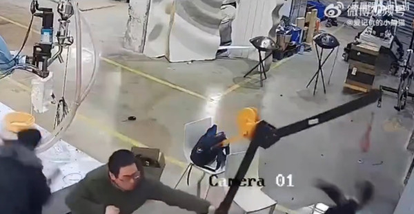 國產機械人突然失控暴走 內地工程師受驚四處躲避 