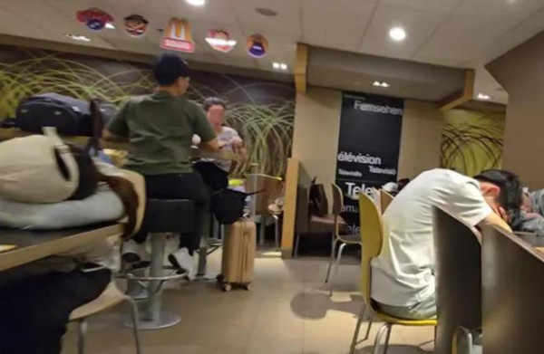 十一黃金周|24小時麥當勞睡滿背囊客 周圍擺滿行李店員每小時叫醒一次