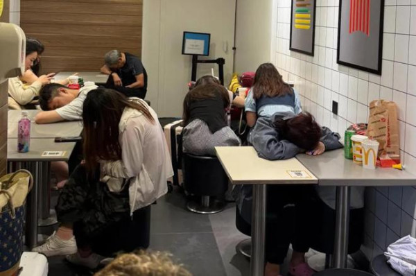 十一黃金周|24小時麥當勞睡滿背囊客 周圍擺滿行李店員每小時叫醒一次