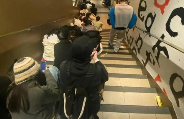 十一黃金周|24小時麥當勞睡滿背囊客 周圍擺滿行李店員每小時叫醒一次