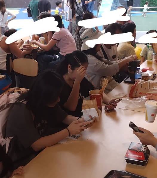 十一黃金周|24小時麥當勞睡滿背囊客 周圍擺滿行李店員每小時叫醒一次