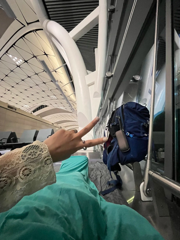 內地女「窮遊」分享香港機場過夜教學 呼籲放下羞恥心睡：怒省幾百酒店費！ 