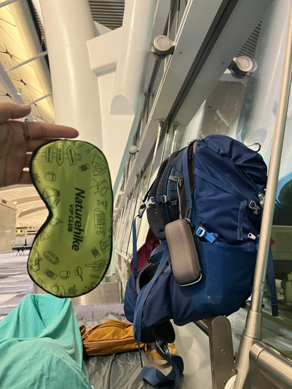 內地女「窮遊」分享香港機場過夜教學 呼籲放下羞恥心睡：怒省幾百酒店費！ 