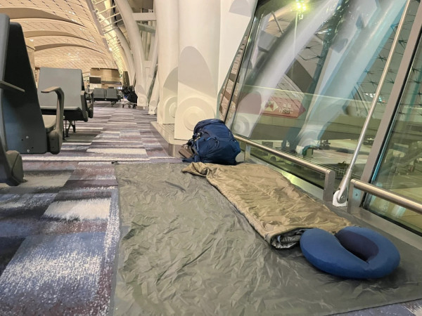 內地女「窮遊」分享香港機場過夜教學 呼籲放下羞恥心睡：怒省幾百酒店費！ 