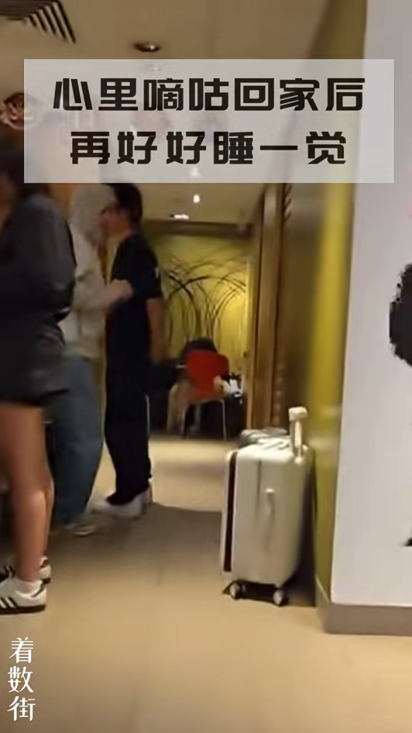 十一黃金周|24小時麥當勞睡滿背囊客 周圍擺滿行李店員每小時叫醒一次