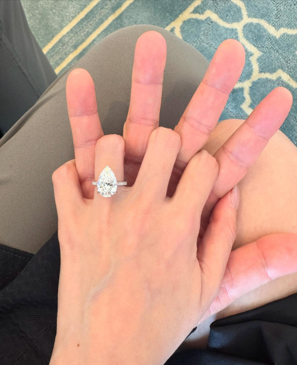 34歲女藝人宣布美國平安誕女！晒BB相母女合照感動報喜：女兒的第一天