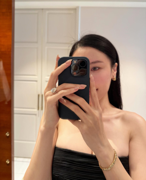 34歲女藝人宣布美國平安誕女！晒BB相母女合照感動報喜：女兒的第一天