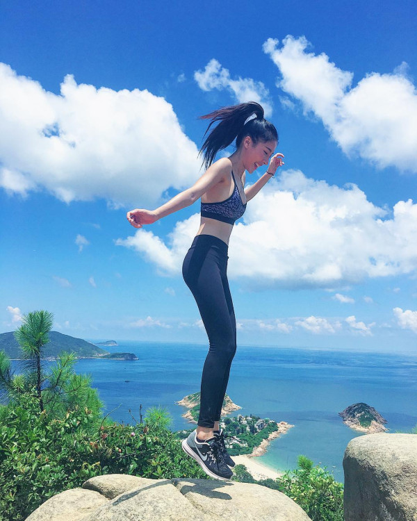 34歲女藝人宣布美國平安誕女！晒BB相母女合照感動報喜：女兒的第一天