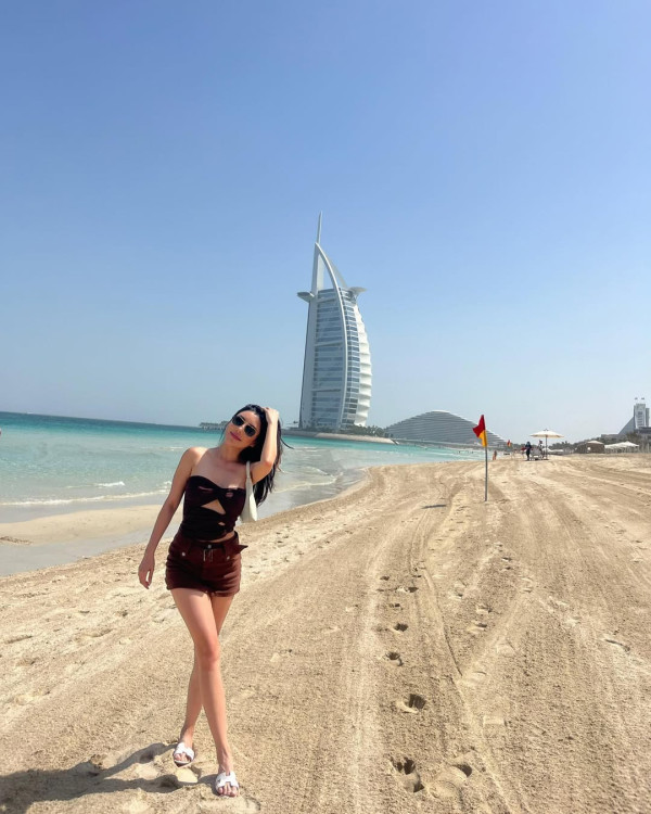 34歲女藝人宣布美國平安誕女！晒BB相母女合照感動報喜：女兒的第一天