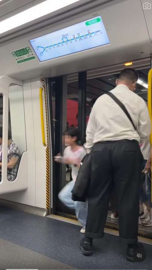 五一黃金周｜東鐵綫疑大批內地客衝門 爭到位即眉開眼笑 落車乘客退避三舍 