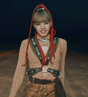 Lisa@BLACKPINK首次亮相Met Gala戰袍慘被批評！緊身衣一個細節遭狠批「對歷史人物不敬」！