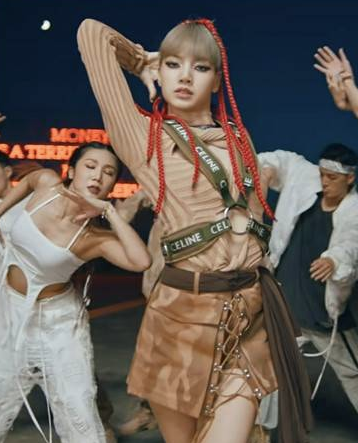Lisa@BLACKPINK首次亮相Met Gala戰袍慘被批評！緊身衣一個細節遭狠批「對歷史人物不敬」！