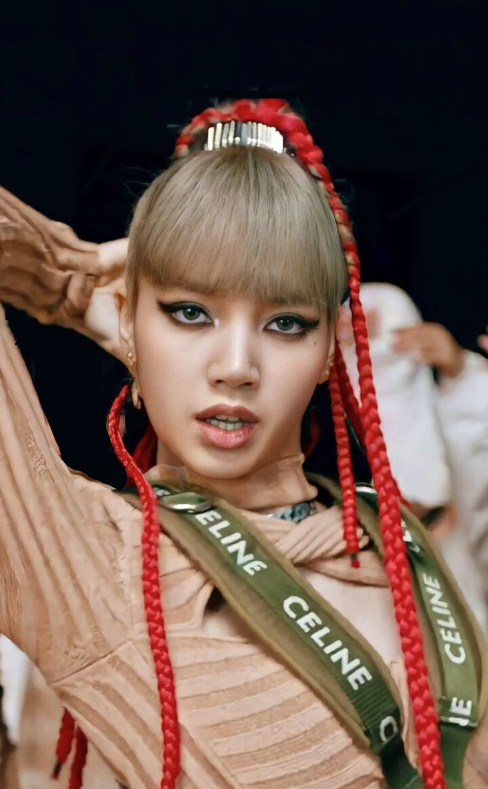 Lisa@BLACKPINK首次亮相Met Gala戰袍慘被批評！緊身衣一個細節遭狠批「對歷史人物不敬」！