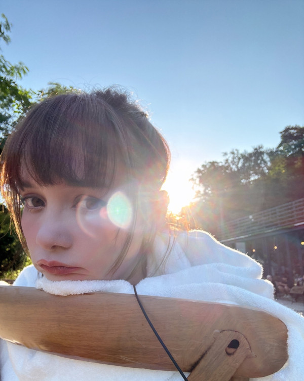 混血女星峇里罕曬水著照派福利 「翻版韓君婷」被讚禾稈冚珍珠