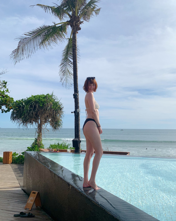 混血女星峇里罕曬水著照派福利 「翻版韓君婷」被讚禾稈冚珍珠