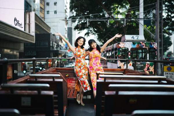 香港電車推出週末限定叮叮旗袍套票！挑選旗袍/長衫登上復刻1920年代古雅電車