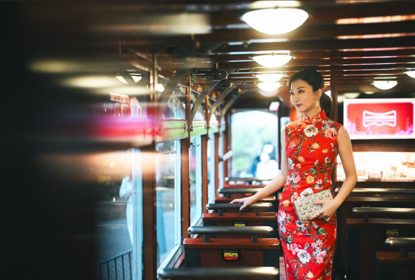 香港電車推出週末限定叮叮旗袍套票！挑選旗袍/長衫登上復刻1920年代古雅電車