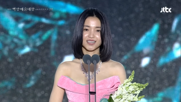 金泰梨憑《正年》二度封視后（圖片來源：YouTube@@Baeksang）
