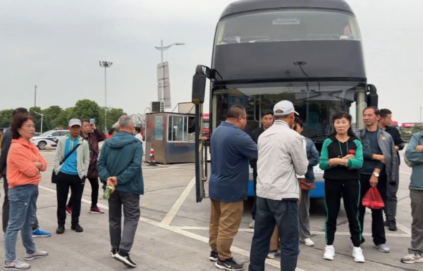 旅遊巴高速公路棄乘客｜過百長者滯留服務區 竟因XXX而致