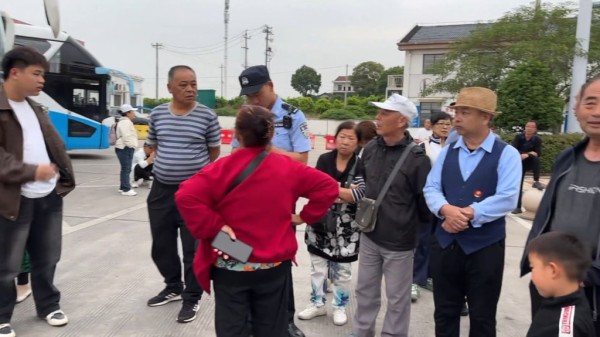 內地旅遊巴半路棄置乘客 過百長者滯留高速公路 一原因狠下心