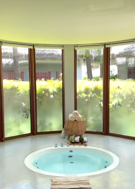 遊富國島入住性價比高度假村！陸浩明女友泳裝上陣瘋狂打卡 