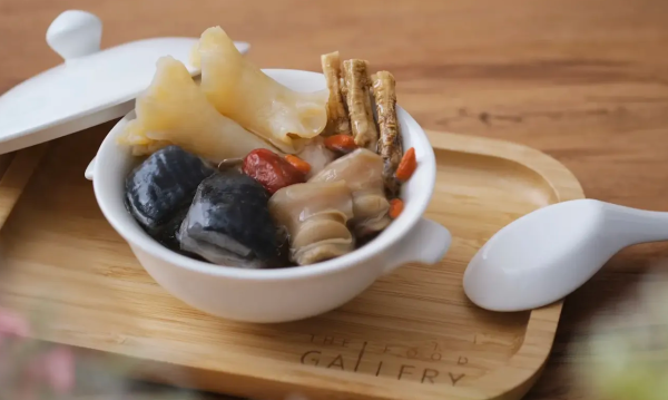 朗廷酒店The Food Gallery花膠海螺黨參烏骨雞湯（來源:Klook）