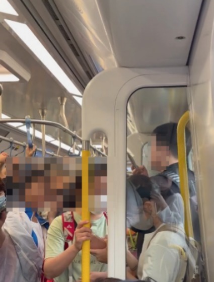 港鐵男扮玩手機「偷拍」女乘客目擊者：影完一個又一個！