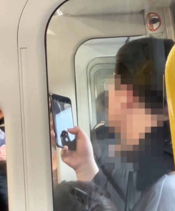 港鐵男扮玩手機「偷拍」女乘客目擊者：影完一個又一個！