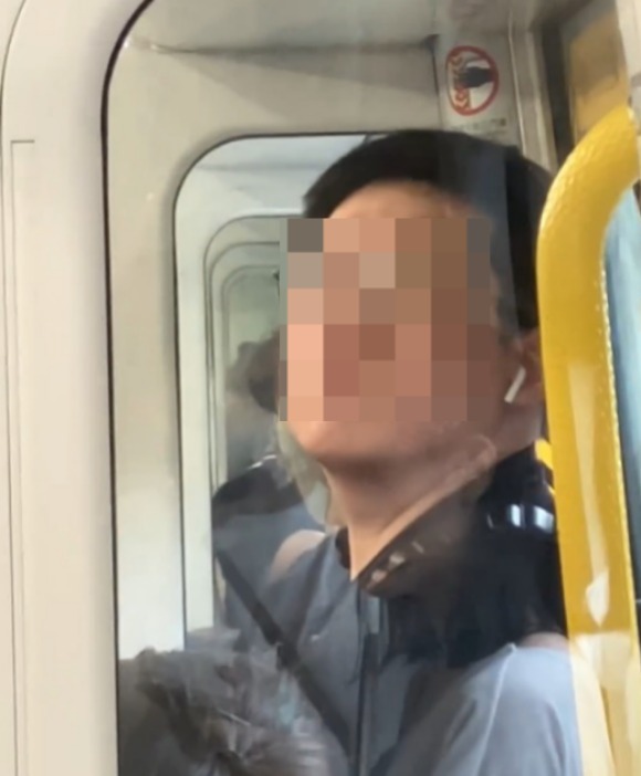 港鐵男扮玩手機「偷拍」女乘客目擊者：影完一個又一個！