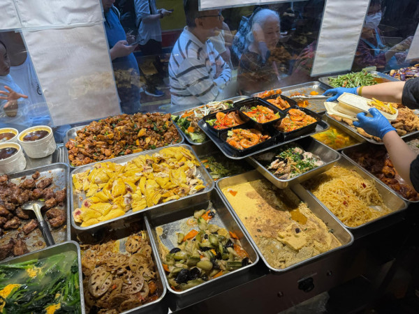 灣仔老闆娘家常飯$1原隻雞髀  每日限量供應／$39任食任飲兩餸飯