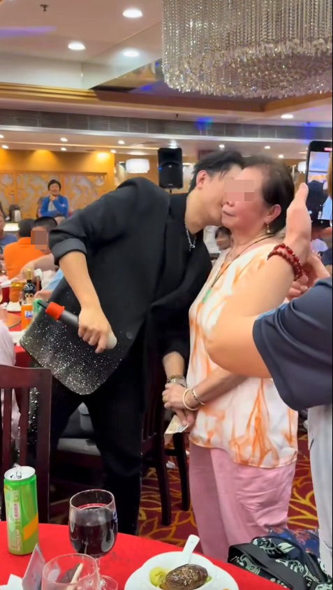 正所謂受人錢財，自然要替人消災，最終禢振華只好就範親吻了阿婆的臉頰。