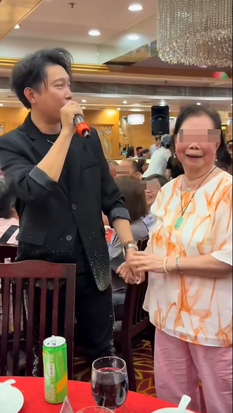 禢振華亦有再三拒絕，並回答她「我咁大個仔都未錫過女仔」，但女士隨即時嬌聲表達自己也是「女仔」。