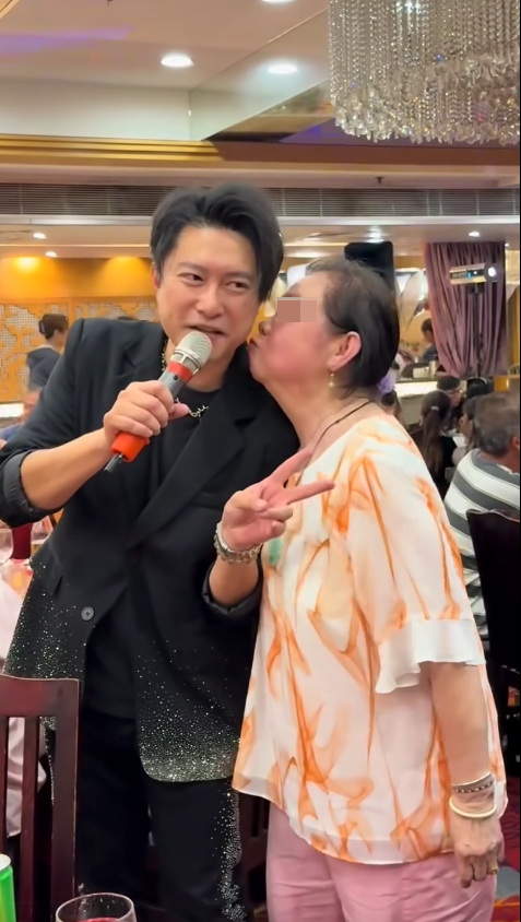 二人拍照後，阿婆更是三度獻上香吻。