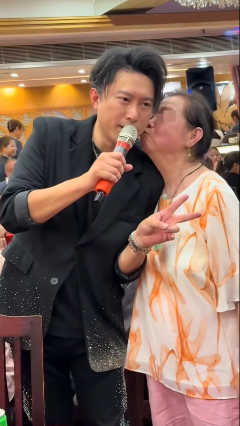 二人拍照後，阿婆更是三度獻上香吻。