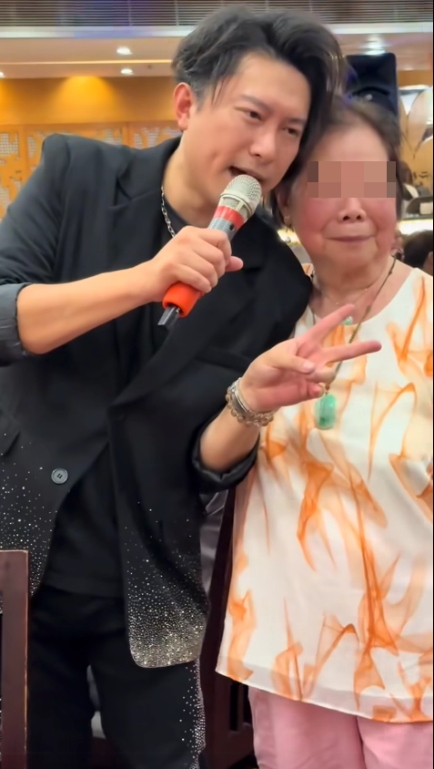 禢振華沒想到會被對方熱情捉住手臂。