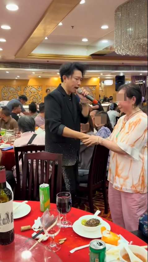 期間，禢振華走到一位年約70歲、身穿黃橙色上衣的阿婆旁邊獻唱。