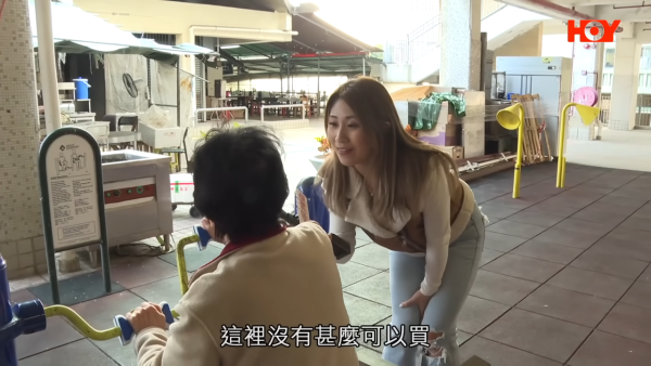 街坊無奈道：「呢度無咩嘢買了」。