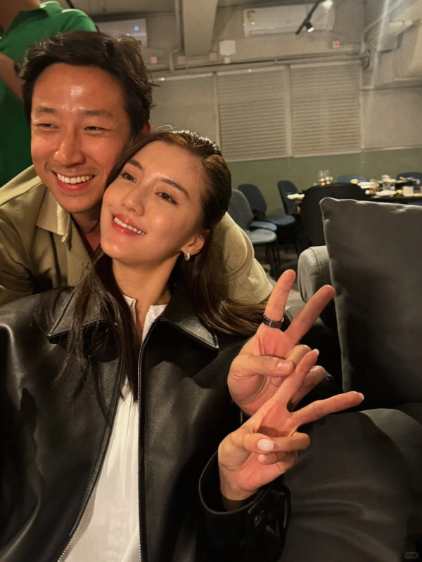 吳千語鬆身裙現身疑似孕味濃！施伯雄放閃曬婚後首度夫妻檔出席婚宴