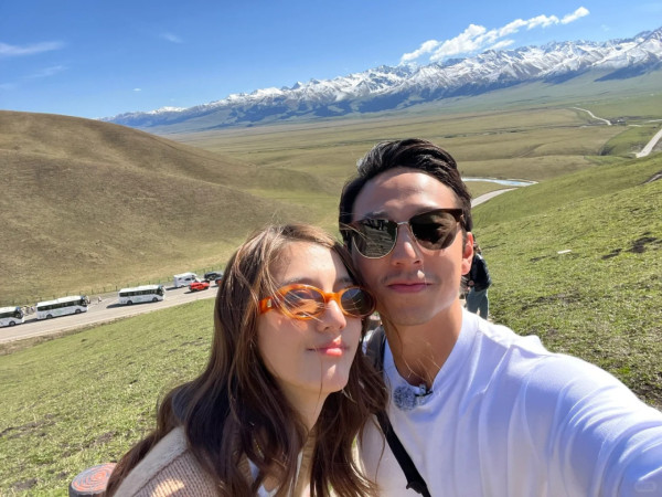 吳千語鬆身裙現身疑似孕味濃！施伯雄放閃曬婚後首度夫妻檔出席婚宴