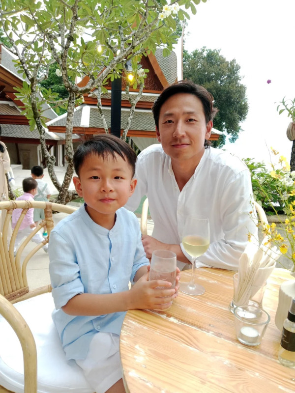 吳千語鬆身裙現身疑似孕味濃！施伯雄放閃曬婚後首度夫妻檔出席婚宴