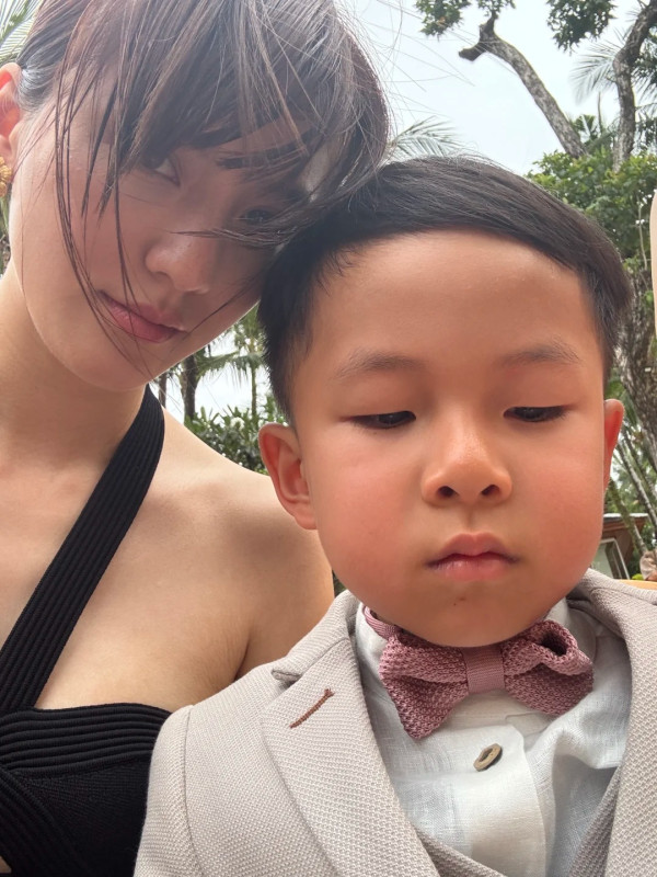 吳千語鬆身裙現身疑似孕味濃！施伯雄放閃曬婚後首度夫妻檔出席婚宴