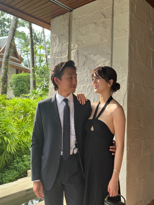 吳千語鬆身裙現身疑似孕味濃！施伯雄放閃曬婚後首度夫妻檔出席婚宴