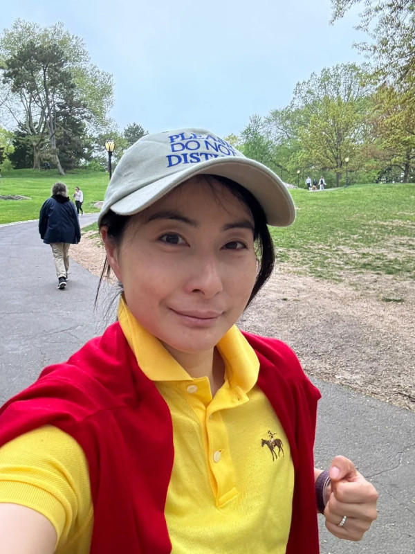 郭晶晶與霍啟剛夫妻低調拍拖被捕獲！低調打扮平民波鞋成焦點獲網民激讚