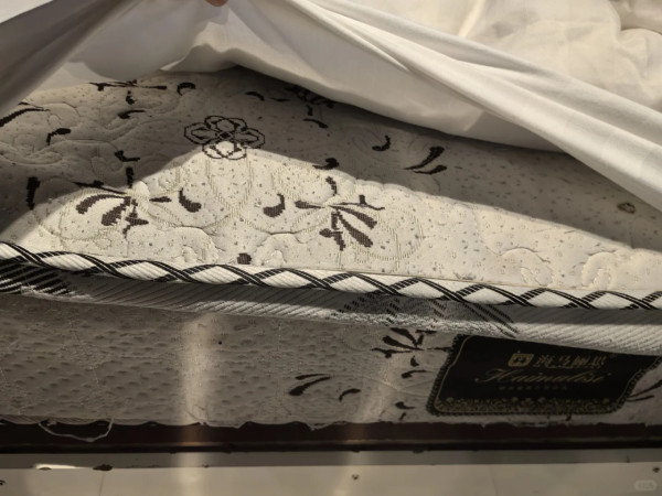 五一黃金周｜內地客訂香港住宿批4大缺點 冷氣噪音/浴室傳出這味道 索價過千蚊晚：真的吐了 