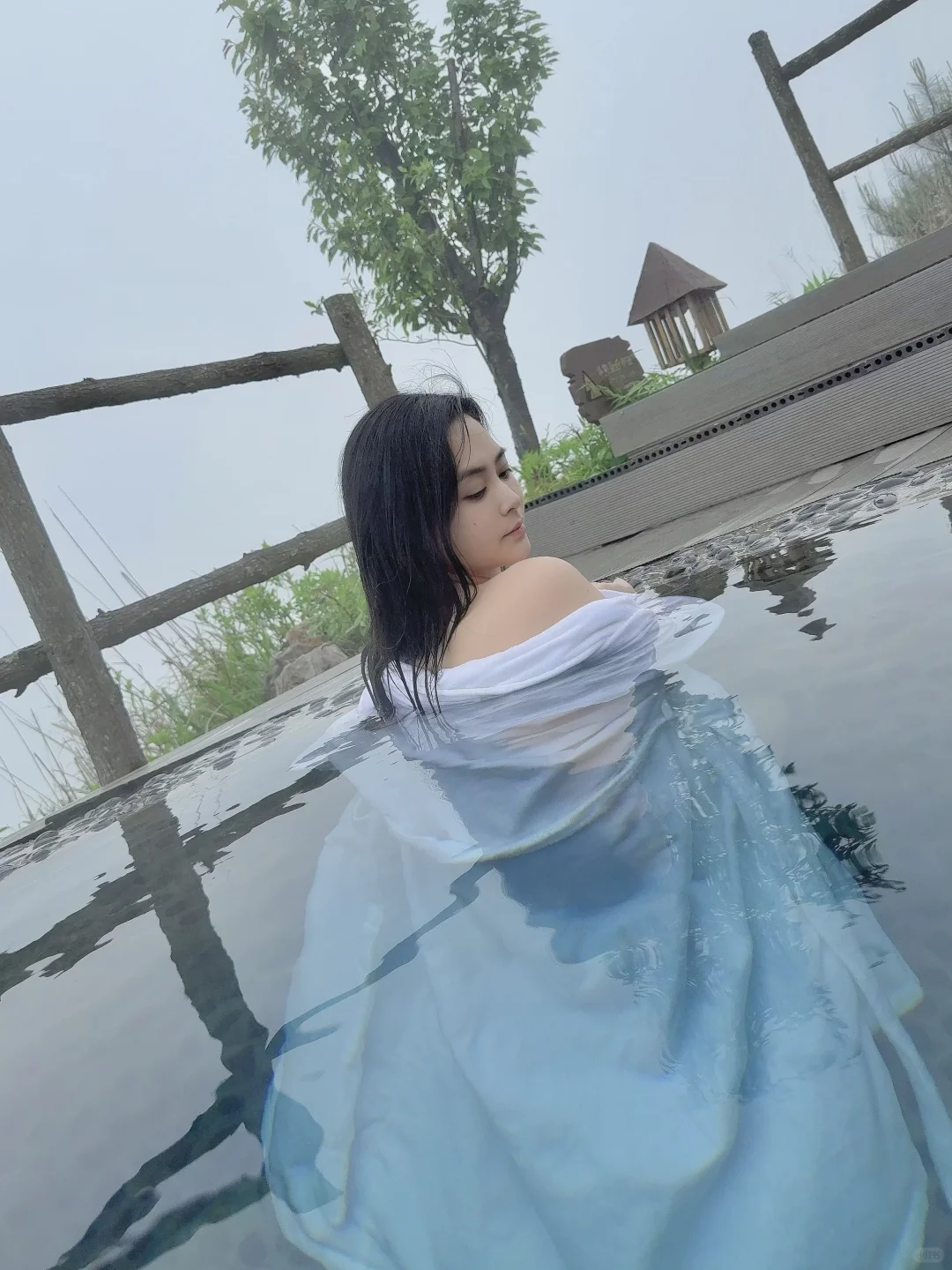 阿嬌鍾欣潼遊西安浸溫泉曬白滑香肩！大方展露44歲真實素顏！ 